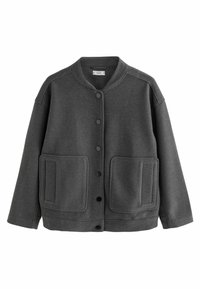 Veste grise à boutons, confectionnée dans un tissu doux. Elle présente un col rond, des manches longues et deux grandes poches à l'avant.