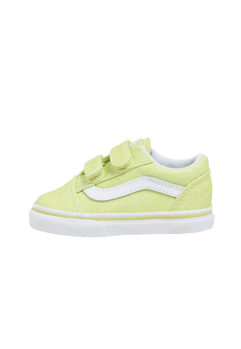 Sneaker verde glitterato con accenti bianchi, strap in velcro e una parte superiore testurizzata. Presenta una suola in gomma bianca e un design con punta arrotondata.