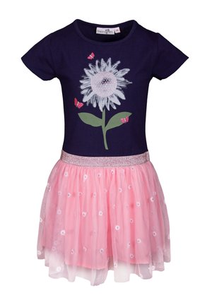 Granatowa sukienka z krótkim rękawem z motywem kwiatu, różową spódnicą z tiulu, brokatowym paskiem w talii oraz ozdobami w kształcie motyli. Miękki materiał i warstwowy krój.