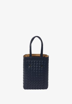 Tamsiai mėlynas audinio odos tote krepšys su dviem rankenomis ir atviru viršumi. Priekyje yra du dekoratyviniai metaliniai mygtukai ir smėlio spalvos vidus.