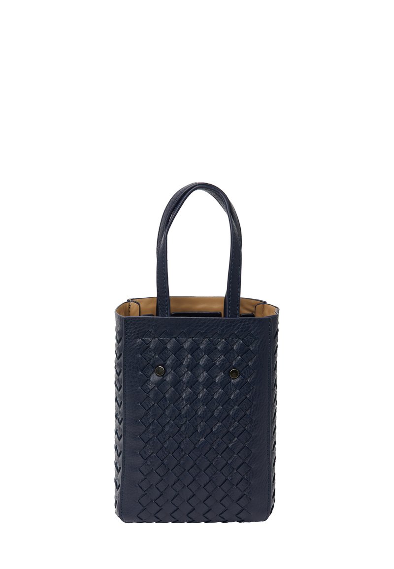 Mørkeblå vævet læder tote taske med to håndtag og åben top. Der er to dekorative metalknapper foran og en beige indvendig del.
