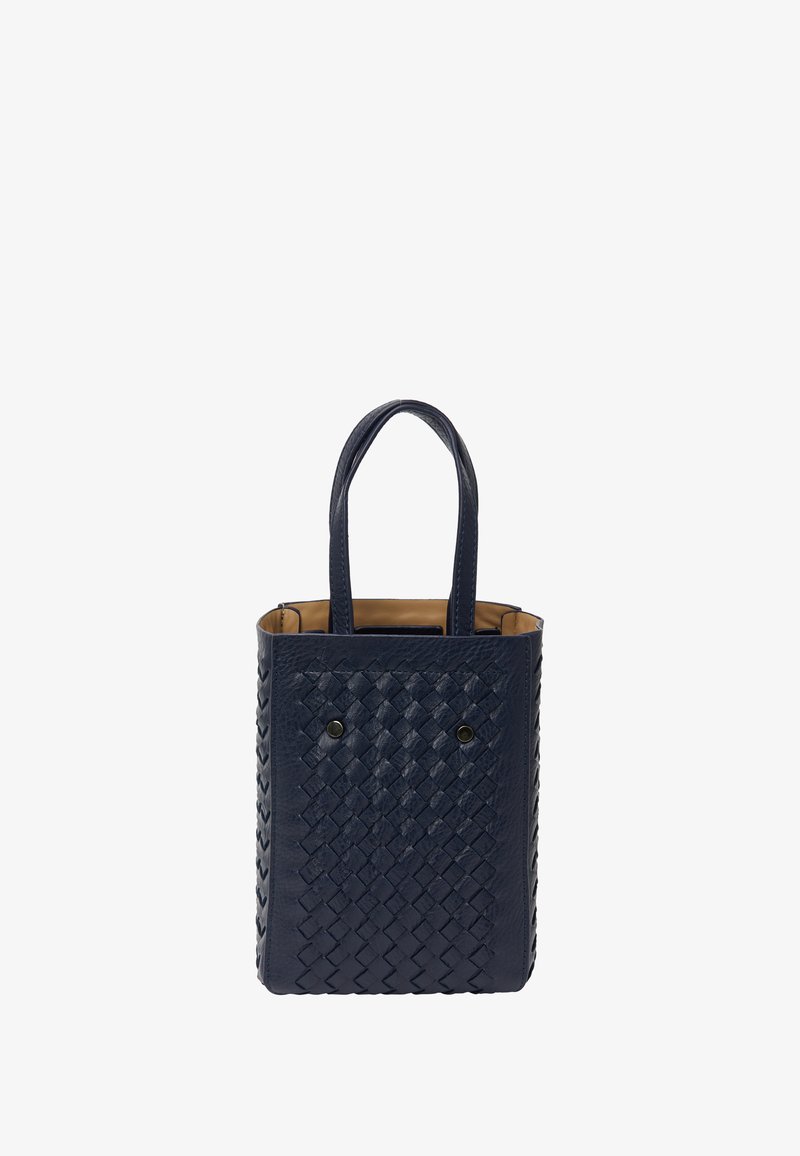 Mørkeblå vævet læder tote taske med to håndtag og åben top. Der er to dekorative metalknapper foran og en beige indvendig del.