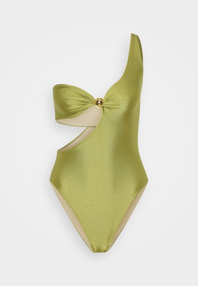 Fato de banho verde-azeitona com um ombro, apresentando um corte assimétrico, detalhe torcido à frente e um acabamento dourado no centro. Textura suave.