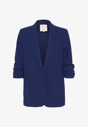 Tummansininen bleiseri, joka on valmistettu teksturoidusta kankaasta. Siinä on yksi nappikiinnitys, hammaslaskimeen leikattu kaulus ja kaksi etutaskua. Hihojen päissä on rypytys.