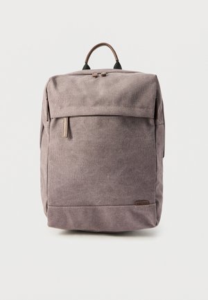 Rechteckiger grauer Stoffrucksack mit oberem Tragegriff, vorderer Reißverschlusstasche und Klappverschluss auf einfachem hellem Hintergrund.