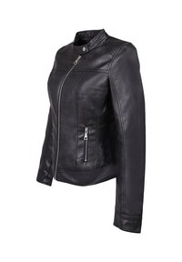 Giacca di pelle nera con un design aderente, chiusura con zip frontale, tasche laterali e colletto alto con chiusura a scatto. Texture liscia.