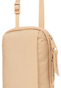 Pochette zippée en tissu beige à la texture lisse, dotée d'une sangle latérale, de coutures renforcées et d'une petite tirette de fermeture.