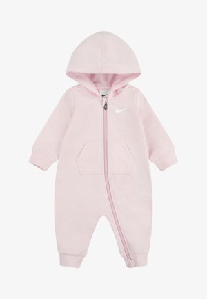 Rosa buksedrakt for små barn laget av mykt materiale, med hette, hel glidelås, to frontlommer og en liten hvit logo på brystet.