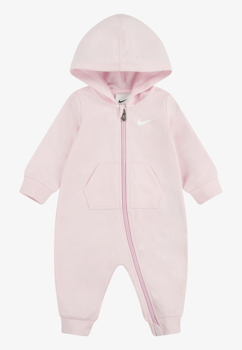 Rosa buksedrakt for små barn laget av mykt materiale, med hette, hel glidelås, to frontlommer og en liten hvit logo på brystet.