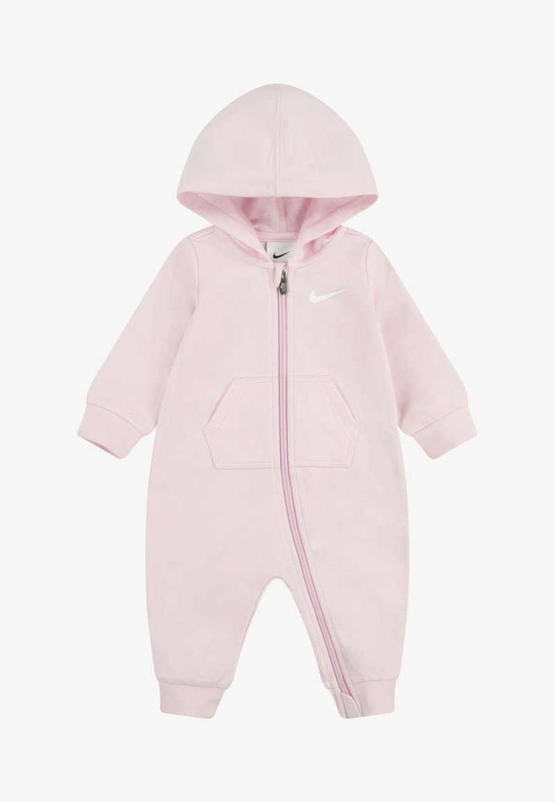 Ροζ ολόσωμη φόρμα για νήπιο από απαλό υλικό, με κουκούλα, φερμουάρ σε όλο το μήκος, δύο μπροστινές τσέπες και μικρό λευκό λογότυπο στο στήθος.
