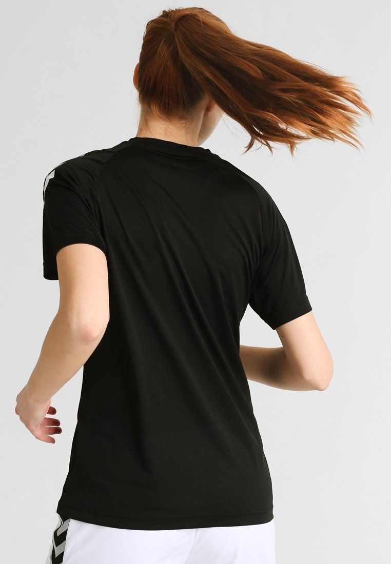 Svart sportt-shirt i ett mjukt material, med korta ärmar och rund halsringning, samt kontrasterande detaljer på axlarna.