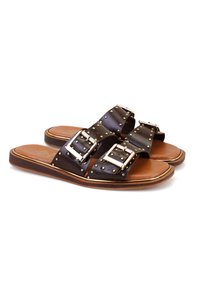 Bruine leren slip-on sandalen met twee grote zilveren gespen, gestikte accenten en een tan kleurige binnenzool met een iets verhoogde bruine buitenzool.