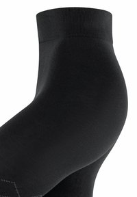 Schwarze Knöchelsocken mit geripptem Bund und glatter Textur, die dezente Nähmuster und eine konturierte Form für optimalen Sitz aufweisen.
