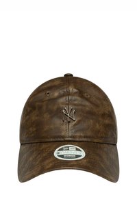 Cappello in pelle marrone con finitura testurizzata, caratterizzato da un logo NY in metallo sul davanti e una fascia regolabile sul retro. Stile New Era 9TWENTY.