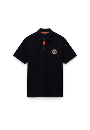 Svart polo skjorte laget av bomull, med en kontrastfarge i oransje på kragen og et sirkulært logo på venstre bryst. Korte ermer.