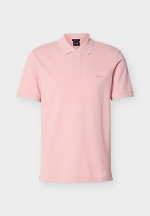 Polo a maniche corte color rosa chiaro con colletto, patta con due bottoni e piccolo logo "BOSS" ricamato sul petto sinistro.