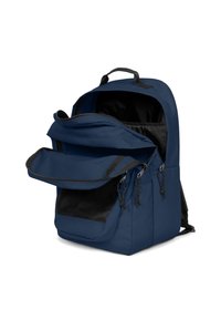 Granatowy plecak z dużą przegrodą główną, przednią kieszenią na zamek błyskawiczny i siateczkowym detalem. Wykonany z trwałego materiału, wyposażony w podwójne zamki i regulowane paski.