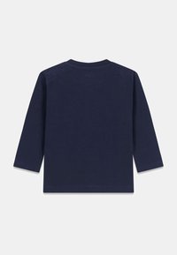 Marineblaues Langarm-T-Shirt aus weichem Baumwollmaterial, mit rundem Ausschnitt, geradem Saum und ohne Grafiken oder Verzierungen.