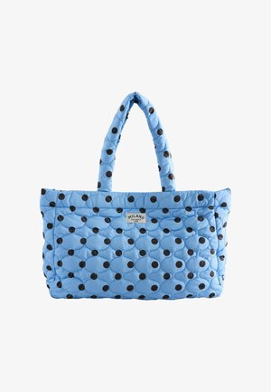 Světle modrá prošívaná taška přes rameno s černými puntíky a dvojitými rukojetmi, s malou etiketu "Milano Via Dante 1982" na přední straně.