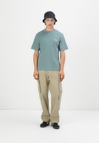 Jack & Jones PREMIUM JPRBLACHAD BRANDING CREW NECK TEE - Marškinėliai su spaudiniu - goblin blue