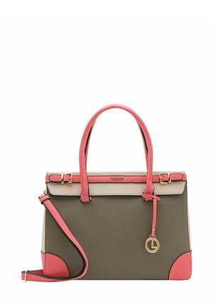 Sac à main structuré en vert olive et crème, avec des accents corail. Comprend deux poignées supérieures, une bandoulière ajustable et des accessoires dorés.