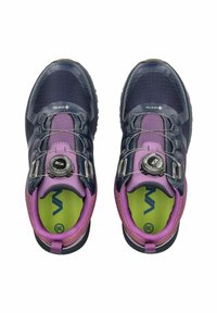 Scarpe da trekking viola e blu navy con tomaia testurizzata, sistema di chiusura BOA e solette verdi. Presentano una suola robusta per una buona aderenza.
