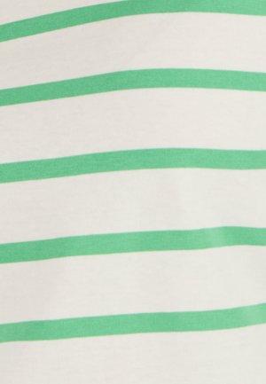 Tela blanca con franjas verdes horizontales espaciadas uniformemente, mostrando un primer plano de la textura del material.