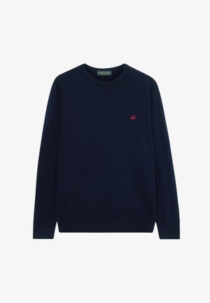 Marineblauer Rundhals-Pullover aus weichem Strickmaterial, mit einem kleinen roten gestickten Logo auf der linken Brust und gerippten Bündchen und Saum.