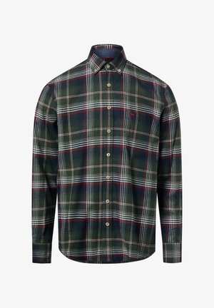 Zielona koszula w kratę z białymi i czerwonymi paskami, z długimi rękawami i zaokrąglonym dołem. Guziki z przodu są beżowe.