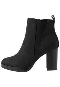 Schwarze Wildleder-Stiefelette mit runder Zehenpartie, elastischen seitlichen Einsätzen und einem strukturierten schwarzen Blockabsatz. Die Absatzhöhe beträgt etwa 7,5 cm.
