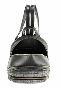 Czarny skórzany plecak z podwójnymi szelkami, złotymi akcentami, zamykanymi na zamek kieszeniami oraz teksturowaną dolną częścią przypominającą skórę krokodyla.