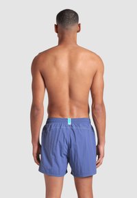 Pantaloni da nuoto blu scuro, in tessuto leggero, con cintura elastica con un accento turchese, corti, dal design semplice e pulito.