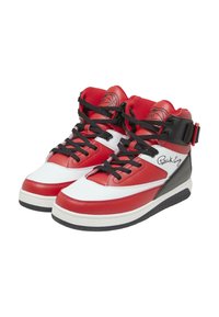 Baskets montantes en cuir rouge et blanc, avec des lacets noirs et une sangle sur le côté. Présentent un dessus texturé et un col rembourré pour le soutien.