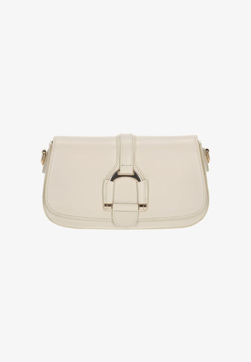 Bolso de mano de cuero beige con forma rectangular, que presenta un detalle central de hebilla, herrajes en tono dorado y sutiles acentos de costura.