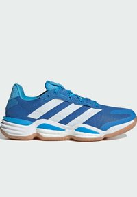 Modrá atletická bota s textilním svrškem, bílým trojpruhovým designem po stranách, gumovou podrážkou a polstrovaným límcem pro podporu.