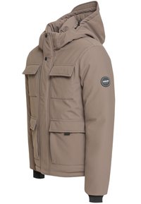 Veste d'hiver beige à capuche avec quatre poches avant à rabat, boutons-pression noirs et un écusson rond avec logo sur le haut du bras.