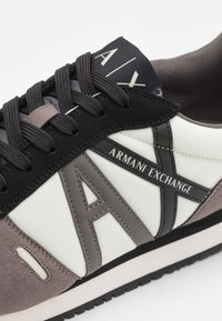 Armani Exchange Sportcipő - off white/grey