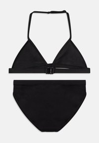 Svart bikini-sett med trekantet topp med justerbare stropper og spenne, sammen med mid-rise bunn, begge laget av glatt stoff.