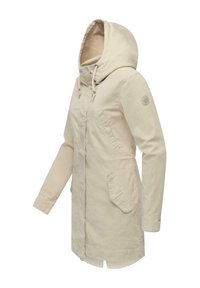 Parka beige con cappuccio, chiusura con zip e tasche frontali. Realizzata in tessuto dalla texture liscia. Presenta un emblema sulla manica.