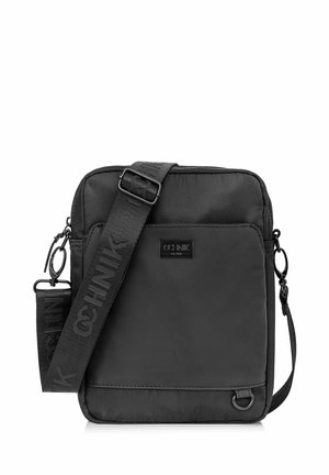 Czarna torba crossbody wykonana z gładkiego nylonu w kształcie prostokąta. Posiada markowy pasek, zamek błyskawiczny oraz detal w postaci bocznego pierścienia.