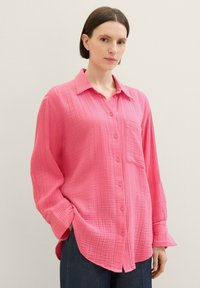 TOM TAILOR OVERSIZED MIT STRUKTUR - Button-down blouse - carmine pink