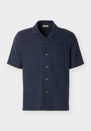 Marineblaue kurzärmelige Hemdjacke mit Brusttasche, Kragen und Holzknöpfen, flach auf weißem Hintergrund ausgelegt.