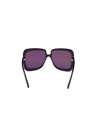 Gafas de sol cuadradas negras con lentes morados, que presentan un marco grueso, patillas negras delgadas y detalles de hardware plateado en los laterales.