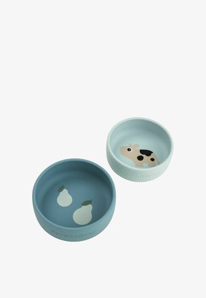 Dos cuencos de silicona para mascotas en tonos azules suaves, uno con diseño de vaca y el otro con gráficos de pera. Textura suave, forma redondeada.