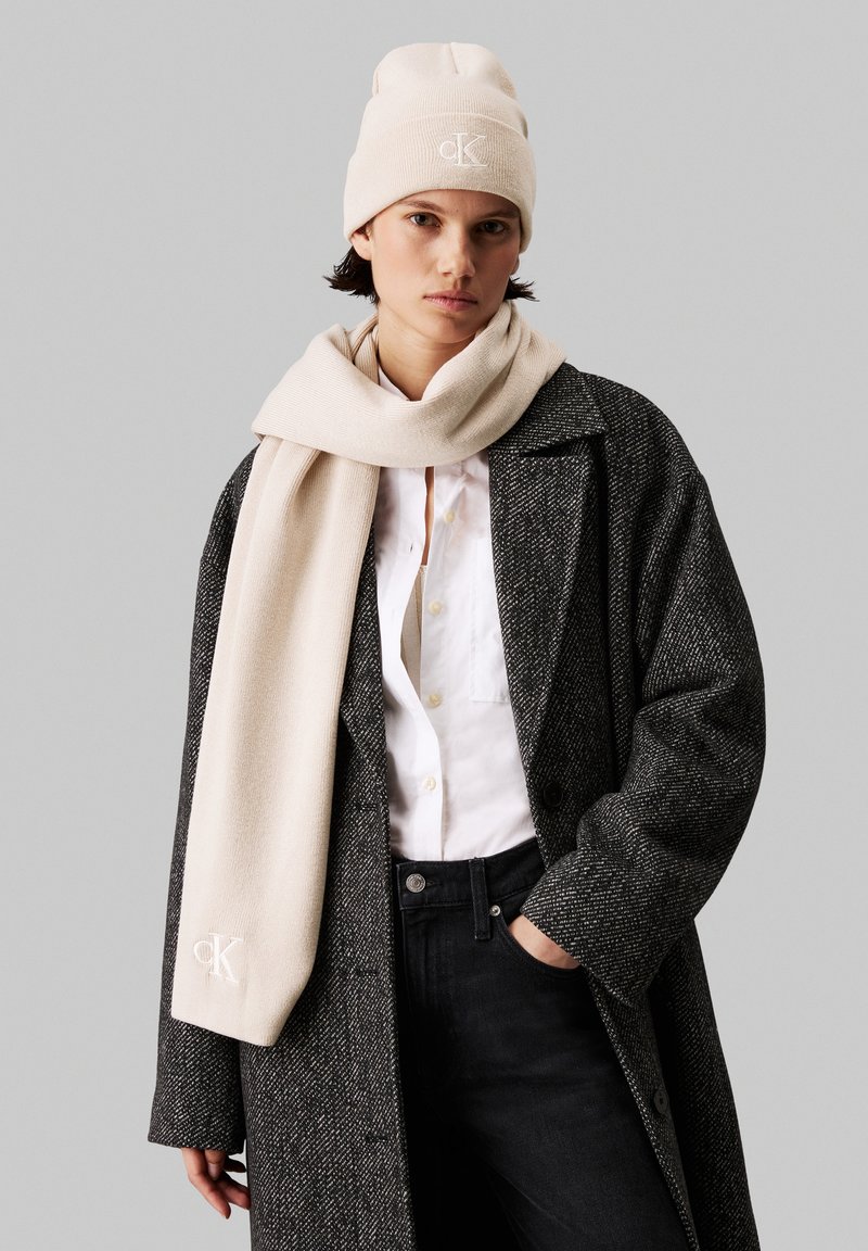 Calvin Klein Jeans GIFT BEANIE & SCARF SET - Bufanda - gray morn