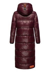 Bordeaux puffer coat met een capuchon, voorzien van een getailleerde trekkoord, verticale baffle-ontwerp, en een merkpatch in oranje aan de zoom.