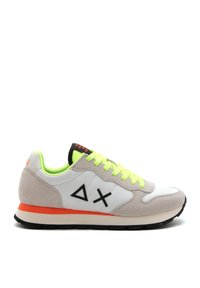 Scarpe sportive con tomaia in suede grigio e sintetico bianco, lacci verde neon, dettagli arancioni e logo nero. Suola nera robusta.