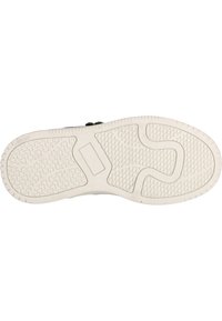 Suela de zapatilla negra con una suela exterior de goma blanca. Presenta patrones de agarre texturizados y un área central lisa para mayor tracción.