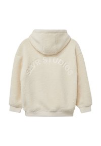 Cremefarbener Fleece-Hoodie mit weicher Textur, ausgestattet mit einer Kapuze und "SLVR STUDIOS" als Prägung auf dem Rücken. Gerippte Bündchen und Saum.