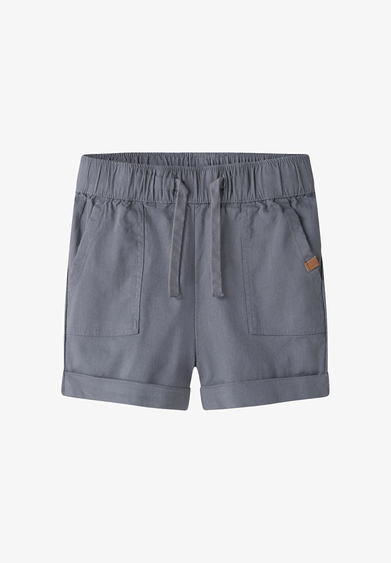 Shorts gris à taille élastique avec cordon de serrage, deux poches plaquées à l'avant, ourlets retroussés et une petite étiquette logo marron sur le côté droit.